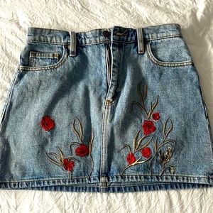 Jean skirt with red flowers